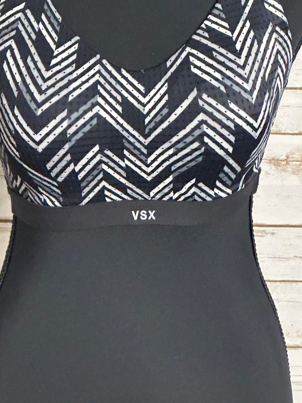Victoria's Secret VSX Sport lightly padded mesh wireless sports bra Size 32D